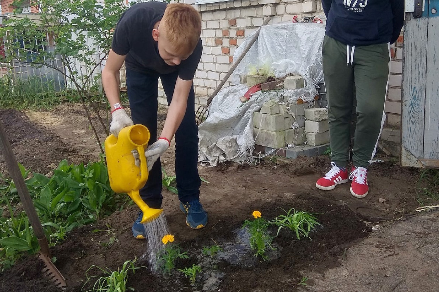 Волонтёры благоустроили палисадник у дома семьи Ходжиогло